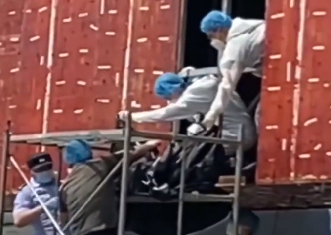 邯郸 江苏一商铺门头突现女尸，现场已拉起警戒线，死者身份成谜