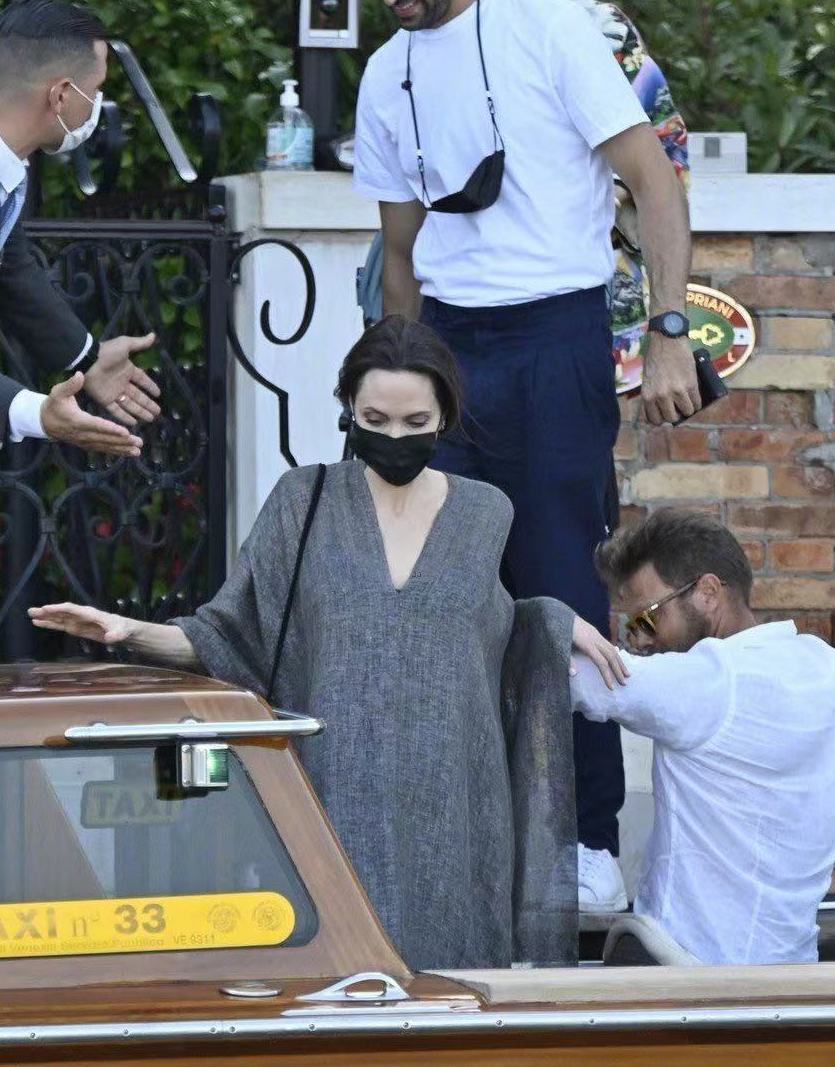 时尚风行派|安吉丽娜朱莉穿深V出街！星空亮片太璀璨，被保镖搀扶霸气似女王