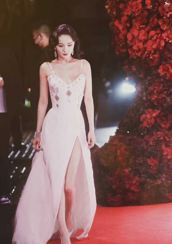 宋茜|杨幂拍摄广告花絮曝光，烈焰浓唇和美腿美足，性感十分，网友：美而不俗