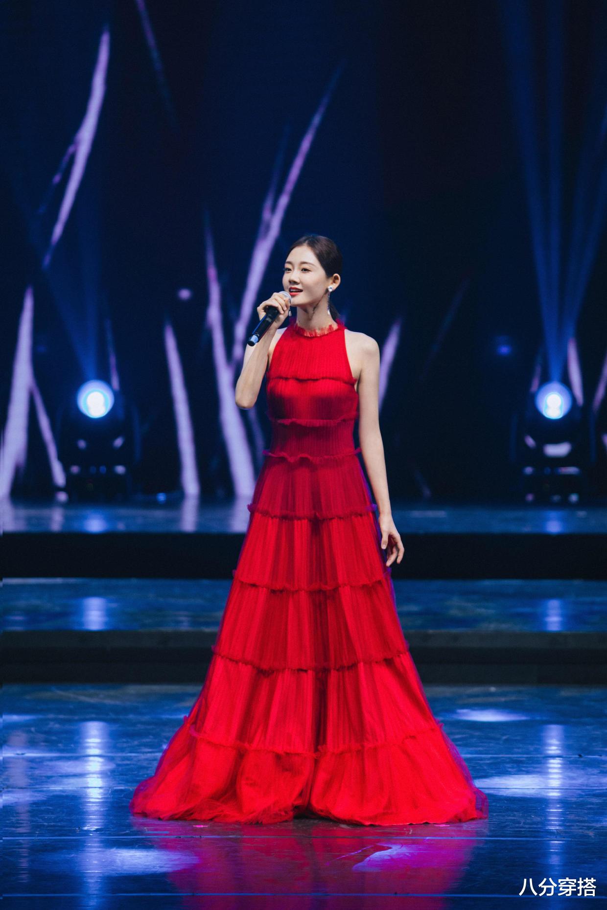 连衣裙|苗苗的身材真“饱满”，一袭拼色连衣裙时髦高级，郑恺真有眼光