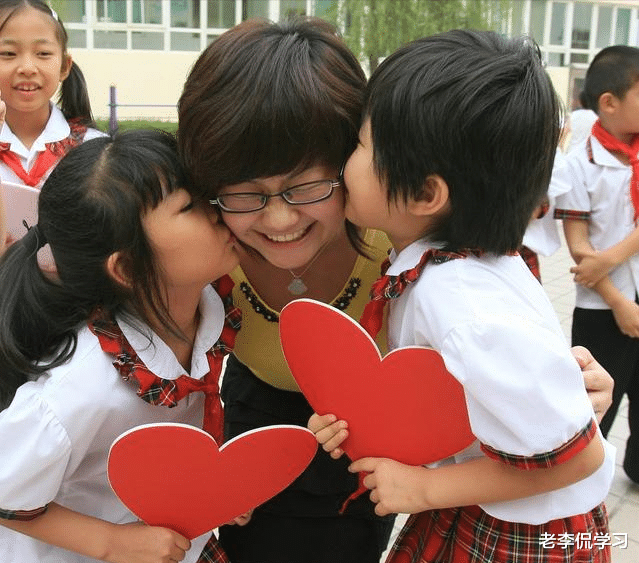 老李侃学习|孩子英语考试发挥超常，老师怀疑作弊未给成绩，父母做法“绝”了