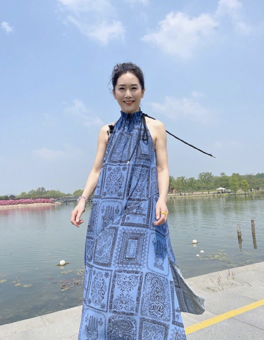 刘芸|刘芸晒与63岁妈妈户外合影,母女秀高挑身材,同吃冰淇淋像姐妹花