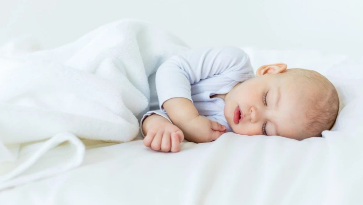 蔷薇妈妈育儿记|孩子睡觉“满床滚”,爸妈别嫌娃烦人,这是他们在向你传递信号