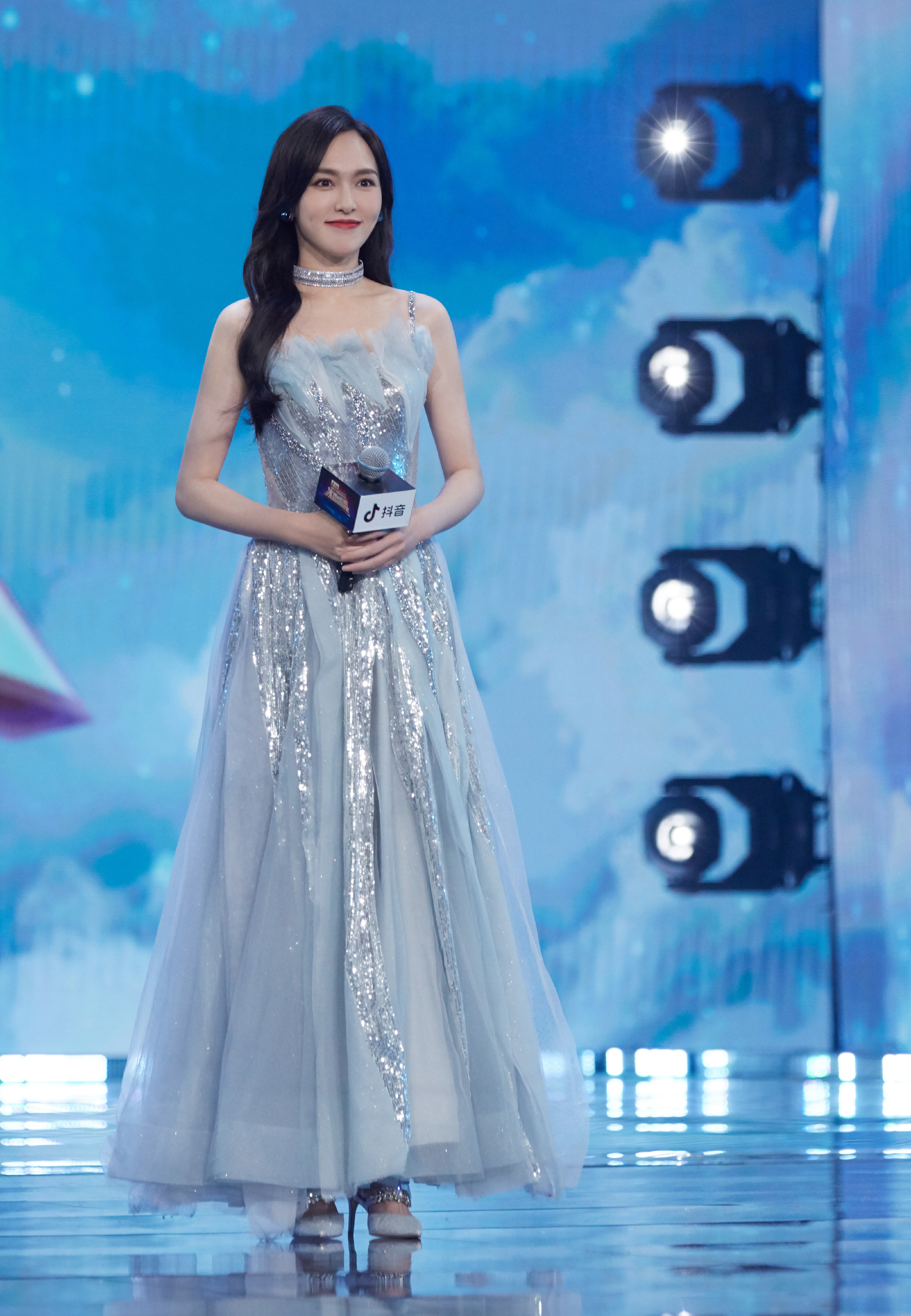 跨年|女明星跨年造型：杨幂angelbababy借到高定，唐嫣工作室太拉胯？