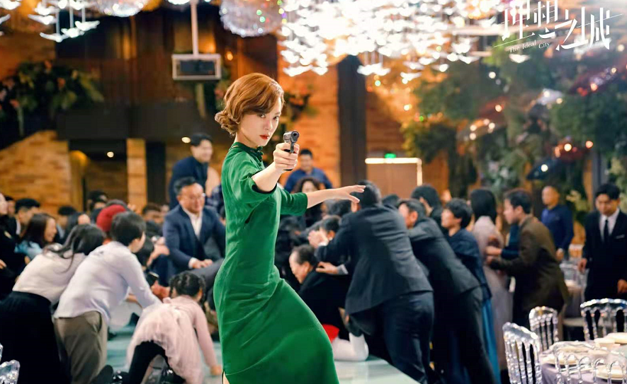 时尚风行派|孙俪女人味爆发！金发配开叉绿旗袍变冷艳特工，唇下痦子更添风情