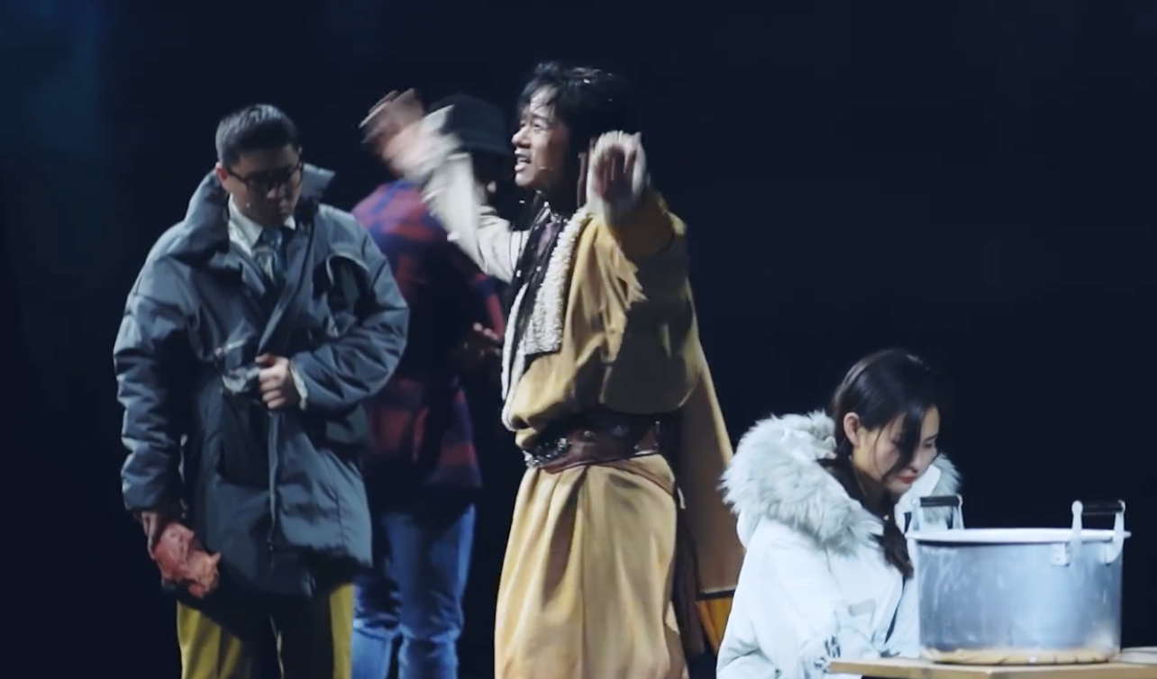 张杰|张杰夫妇参加聚会，谢娜挽老公手臂甜蜜同行，李诞魏大勋都在场