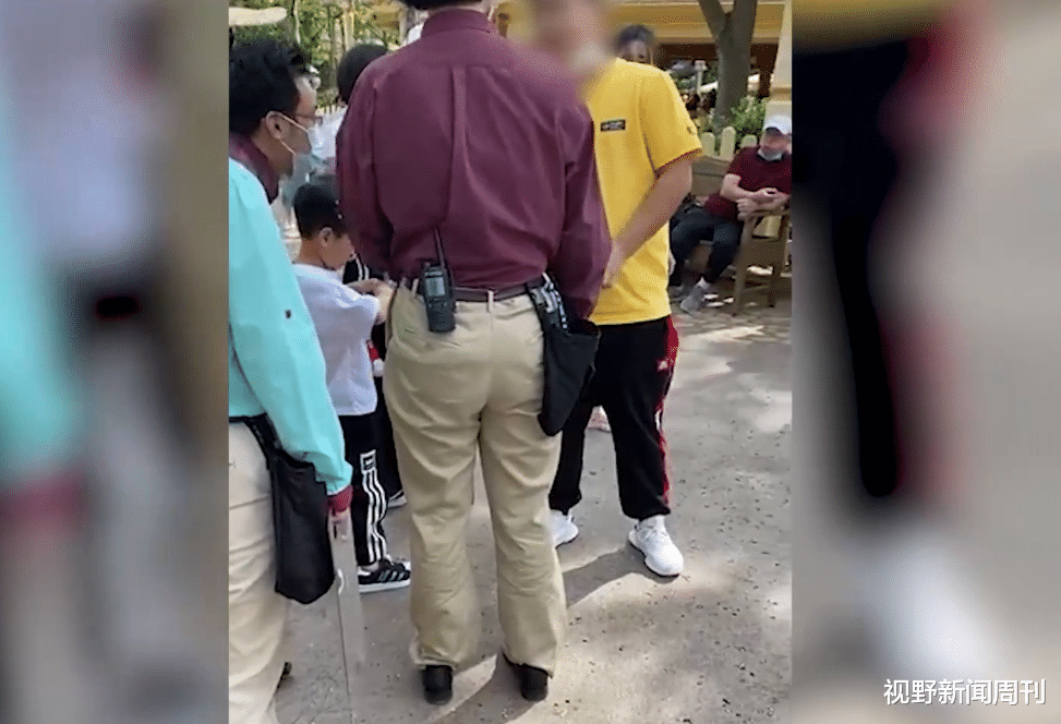 视野新闻周刊 “道歉了还想咋的？”上海迪士尼噗噗熊被孩子捶打，员工了解情况却遭家长怒怼