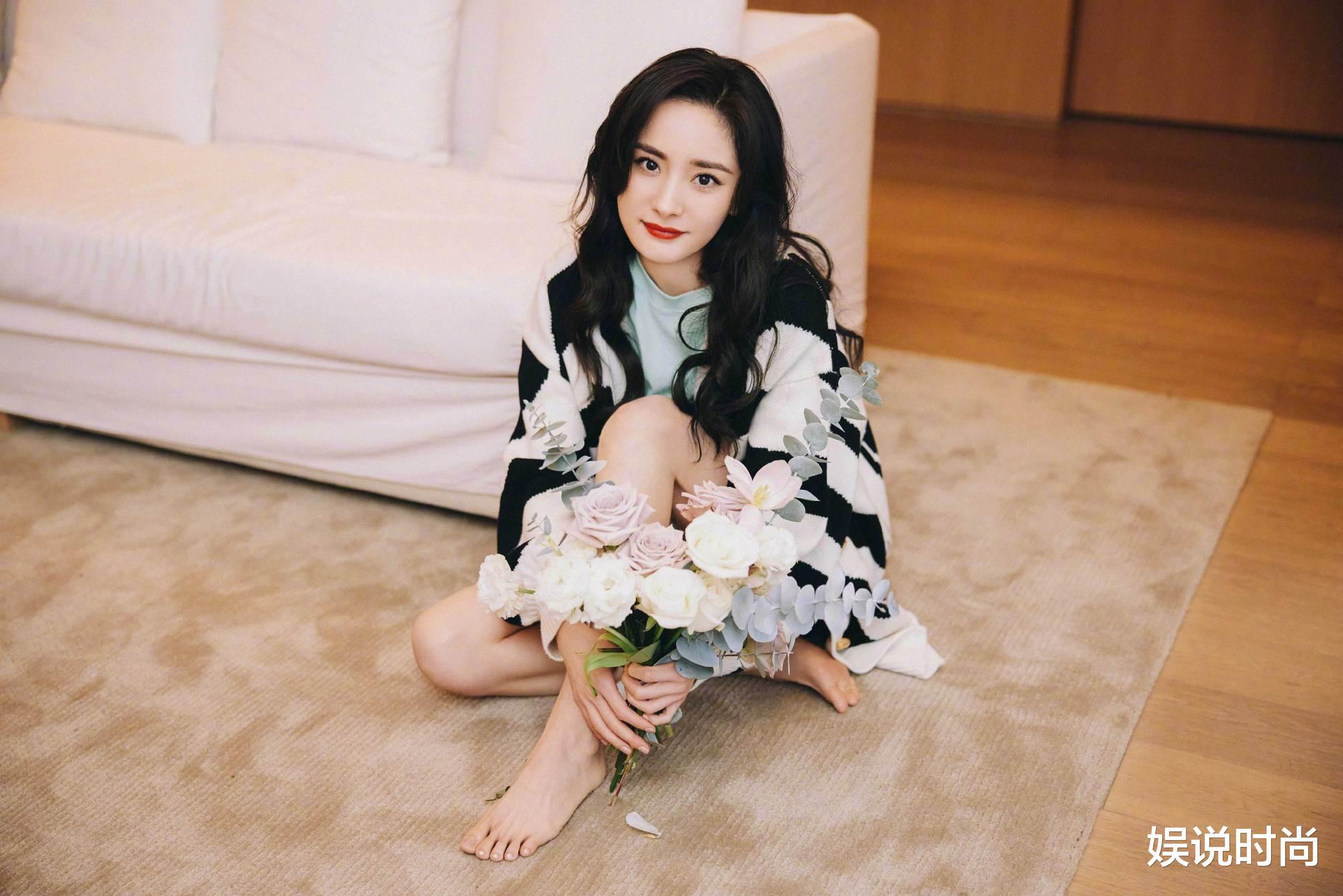 杨幂|杨幂居家服穿出精致和霸气，冬日演绎的温柔，少女感十足