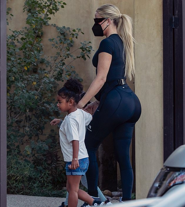 金·卡戴珊|科勒卡戴珊曲线不输金姐！穿健身服翘臀太赞，3岁女儿像黑人爸爸