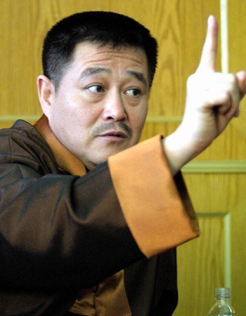 赵玉芳|赵本山大女儿赵玉芳：在没父爱的环境里带泪成长，嫁普通人很幸福