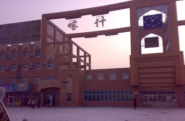 坦荡钟情豁达 喀什火车站是全国路网最西端的火车站，将成为西北边疆交通枢纽