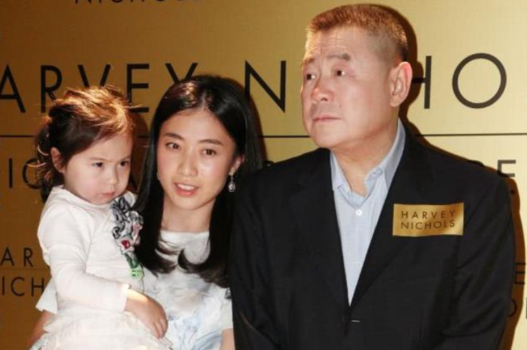 蔡少芬|蔡少芬靠他还债，李嘉欣关之琳为他争宠，贫民窟女孩被他捧成首富