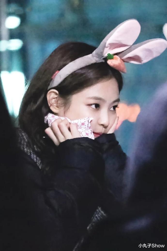 金智妮|墨镜代言妮上线!Jennie金智妮晒露脐装美照,小蛮腰细得太惊人