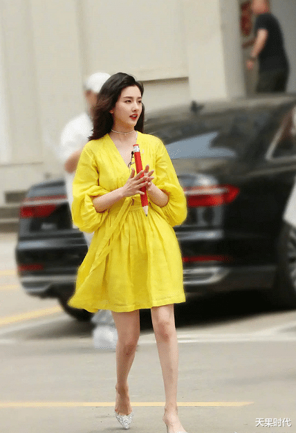 |宋祖儿变成了大姑娘，一袭黄裙配微卷短发，复古又明媚气质动人