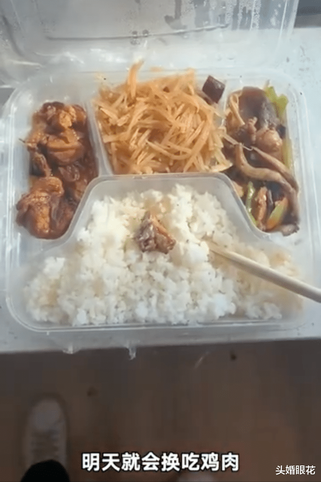 头婚眼花 滞留游客嫌弃免费提供的午餐不好吃，直接扔掉，看样子还是不饿