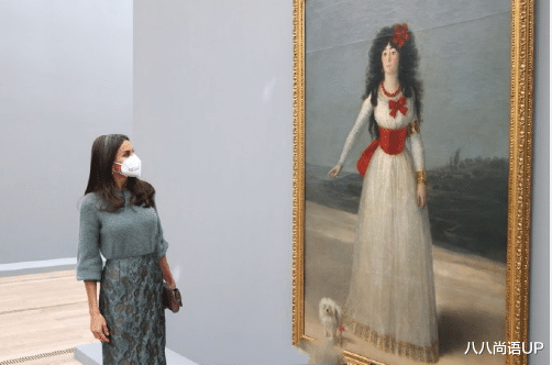 八八尚语UP 莱蒂齐亚去看展览，毛衫配印花半身裙清新减龄，曾撞衫梅根也不输