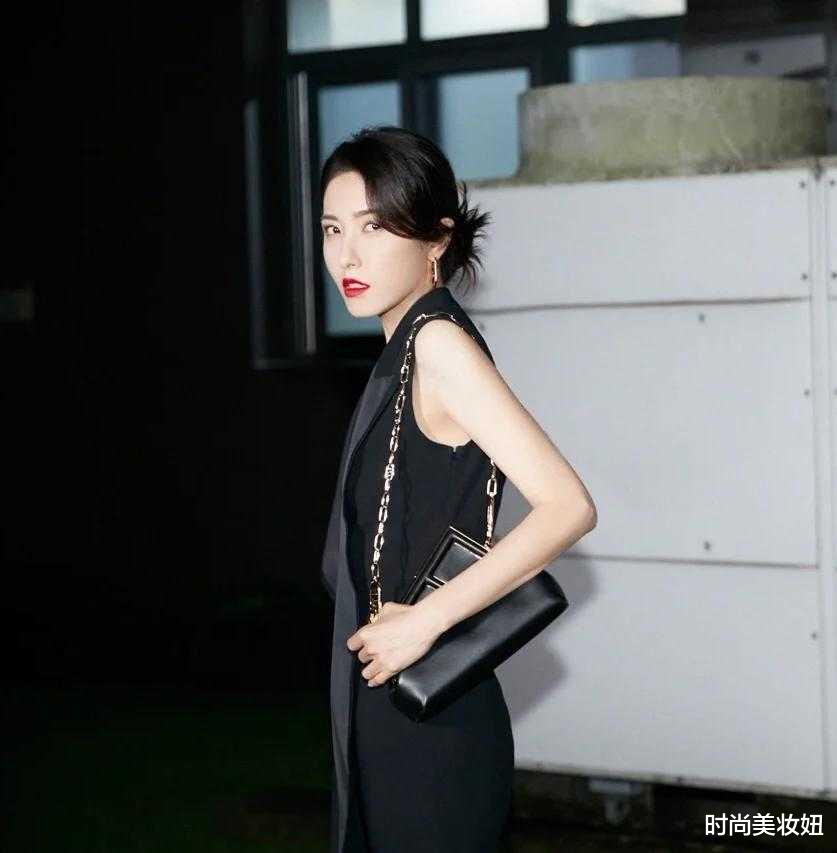 时尚美妆妞|曾黎这回真会穿,黑色深V西装裙配长靴高级洋气,藏着黑丝太撩人