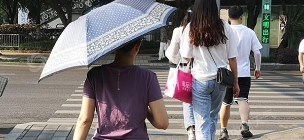 家中大小宝 重庆小假期遇雷暴天气，车辆被淹仅露车顶，车辆如船穿行浪涛之中