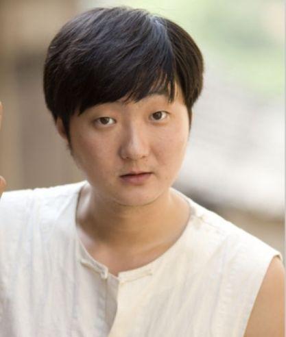 安杰|王大治露面古玩店！44岁留胡渣啤酒肚抢镜，网友称其中年发福了