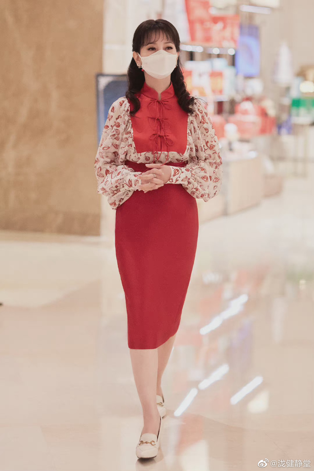 赵雅芝|赵雅芝穿搭时尚，美貌比小姑娘还略高一筹，大妈装穿出青春范！