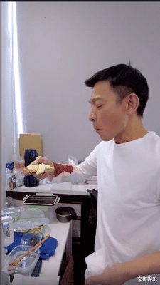 刘德华|刘德华下厨“右手衣袖渗鲜血” 粉丝担忧:之前同部位挂彩