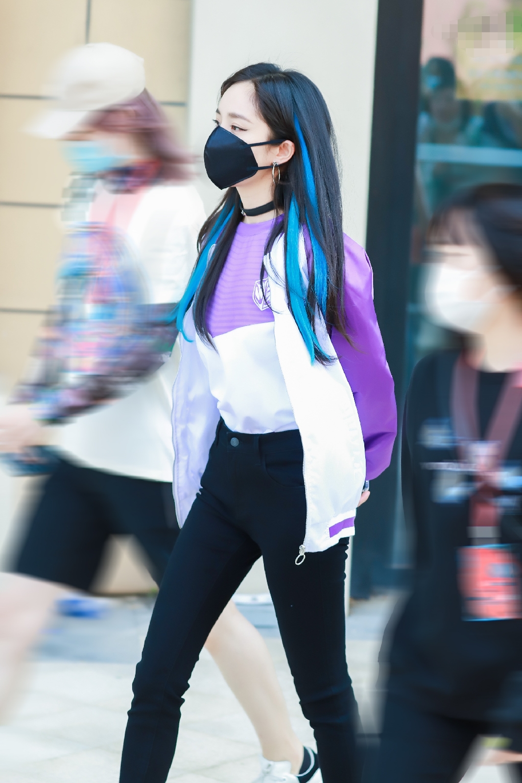 黄晓明|杨幂“非主流”造型,蓝色挑染发型配上挑眼线,拽到没朋友!