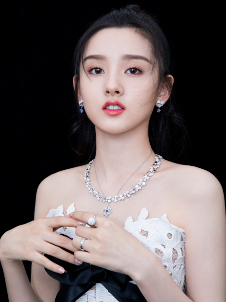 宋祖儿|宋祖儿合照被素人碾压？看清导演放出未修图，网友：误会了