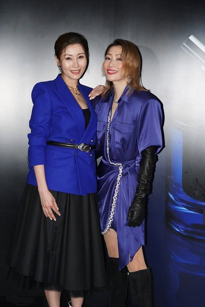 潮流前沿 郑秀文状态超绝！衬衫裙配蕾丝内搭又酷又美，身旁李嘉欣黯然失色