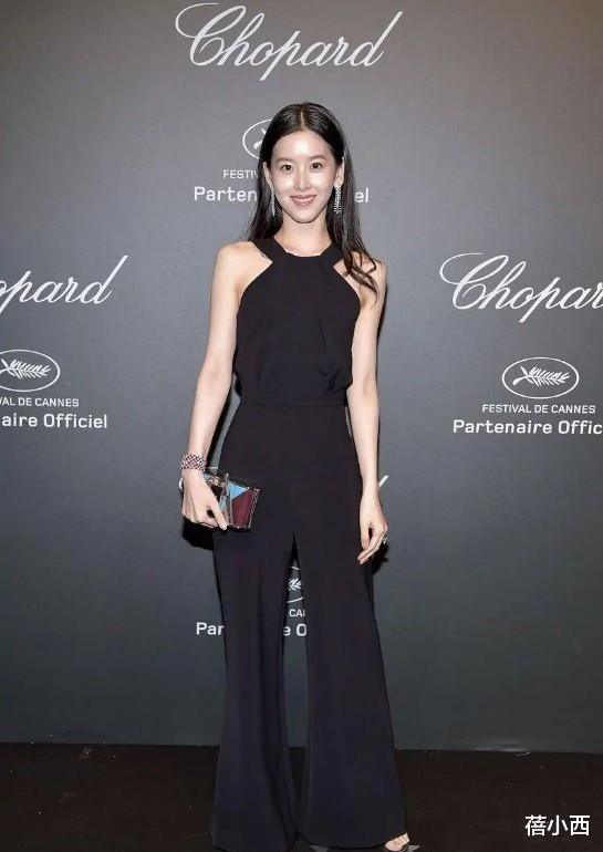 连体裤|有钱人都这么瘦吗?看章泽天穿挂脖连体裤快撑不起,不过挺时髦的