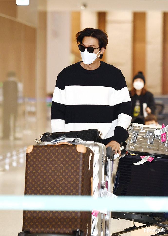 毛衣|李敏镐低调回国太节俭，5尺6穿“烂大街”毛衣走机场，梳中分短发好文艺