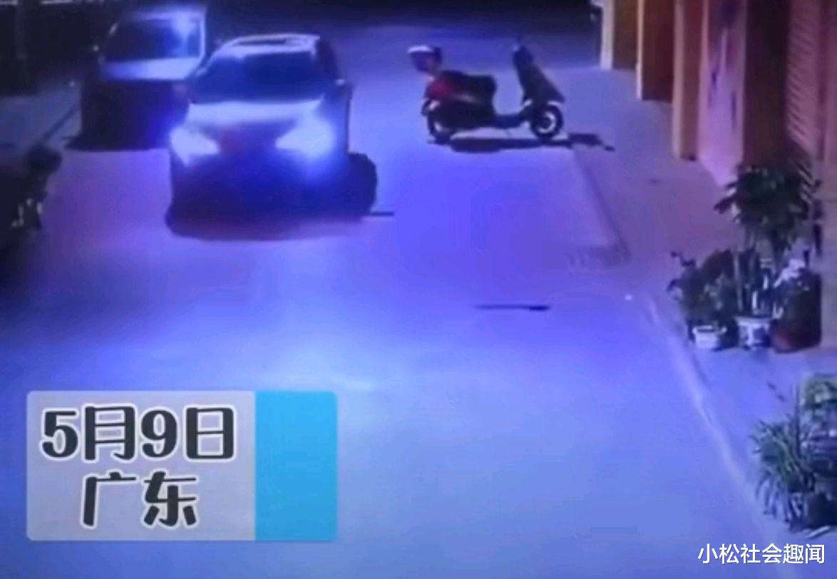 小松社会趣闻 广东：司机因操作失误先撞墙，再加速倒车冲进眼镜店，网友：这下眼镜不愁卖了