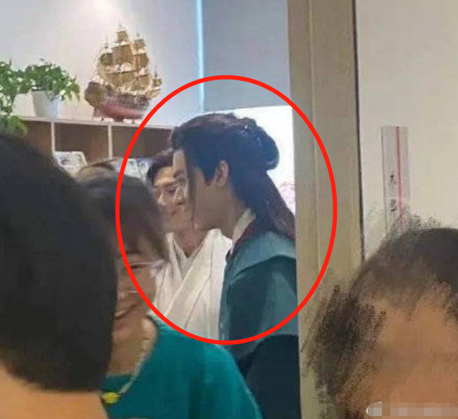 刘雯|龚俊“怼脸拍”视频被传，失去“温客行”滤镜，真人帅不帅一眼即知