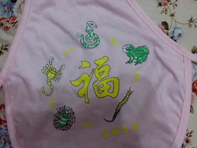 兜妈爱叨叨|宝妈三伏天带娃出门，宝宝只穿肚兜遭吐槽：和没穿衣服有啥区别？