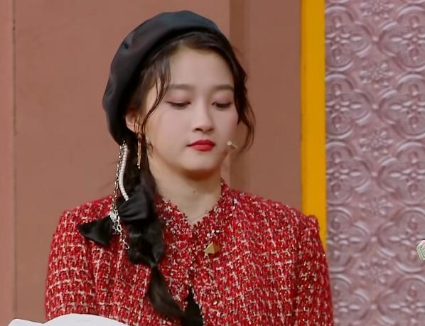 关晓彤|华晨宇以为没镜头, 对关晓彤摸头杀, 晓彤第一反应是对鹿晗最大尊重