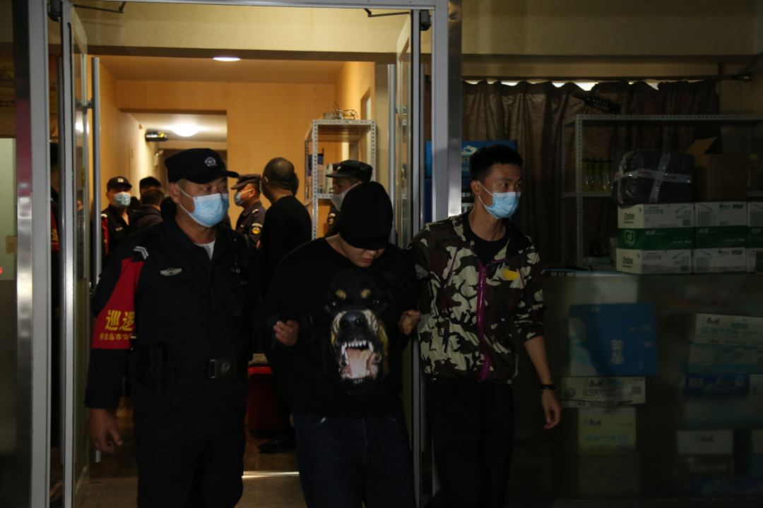 特大卖淫团伙被抓!母子双双落网