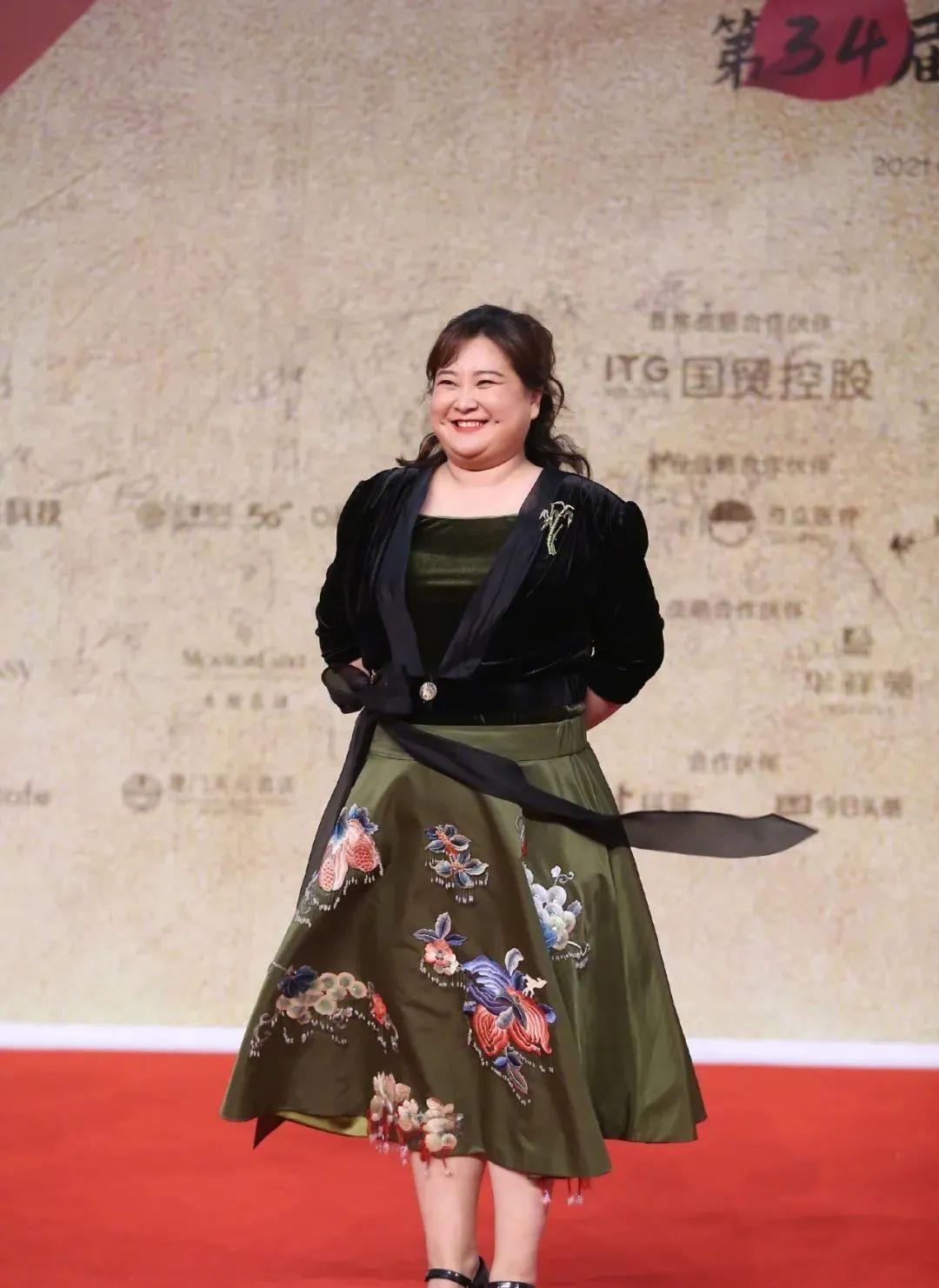 李冰冰|年终红毯:李冰冰熟味逼人,关晓彤总算穿对,倪妮气场大杀四方