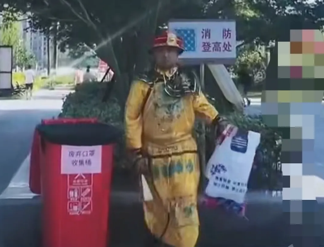 运势 恨铁不成钢！浙江一男群演穿龙袍被母亲抓住暴打，网友：爱卿救驾