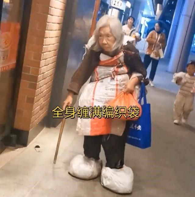 于时为伴 让人心酸!南京8旬老人全身裹满编织袋御寒,孤苦无依行走街头