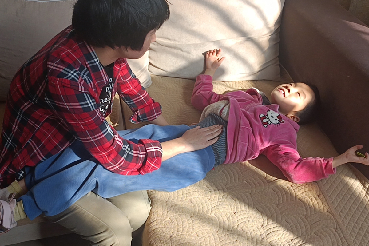 女子买菜摔倒致早产,孩子出生时仅有1.35斤,为保命经数次手术