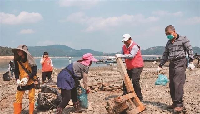 日月潭 日月潭底垃圾成堆,惨不忍睹!原来语文课本中的美景都是骗人的?