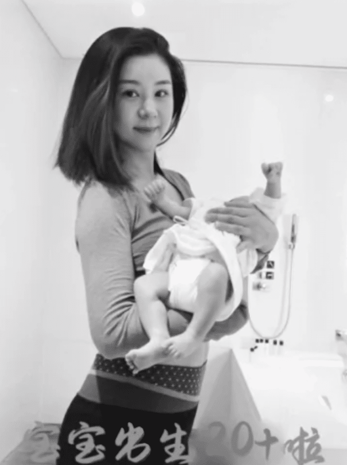 李小萌|李小萌坐月子出关,晒二胎满月点滴庆祝,一家四口温馨幸福