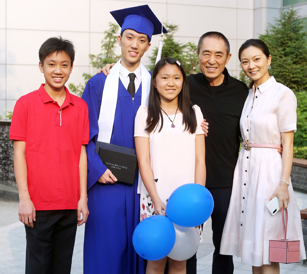 张艺谋|张艺谋妻子晒20岁大儿子！穿黑色西装成熟帅气，五官脸型酷似父亲