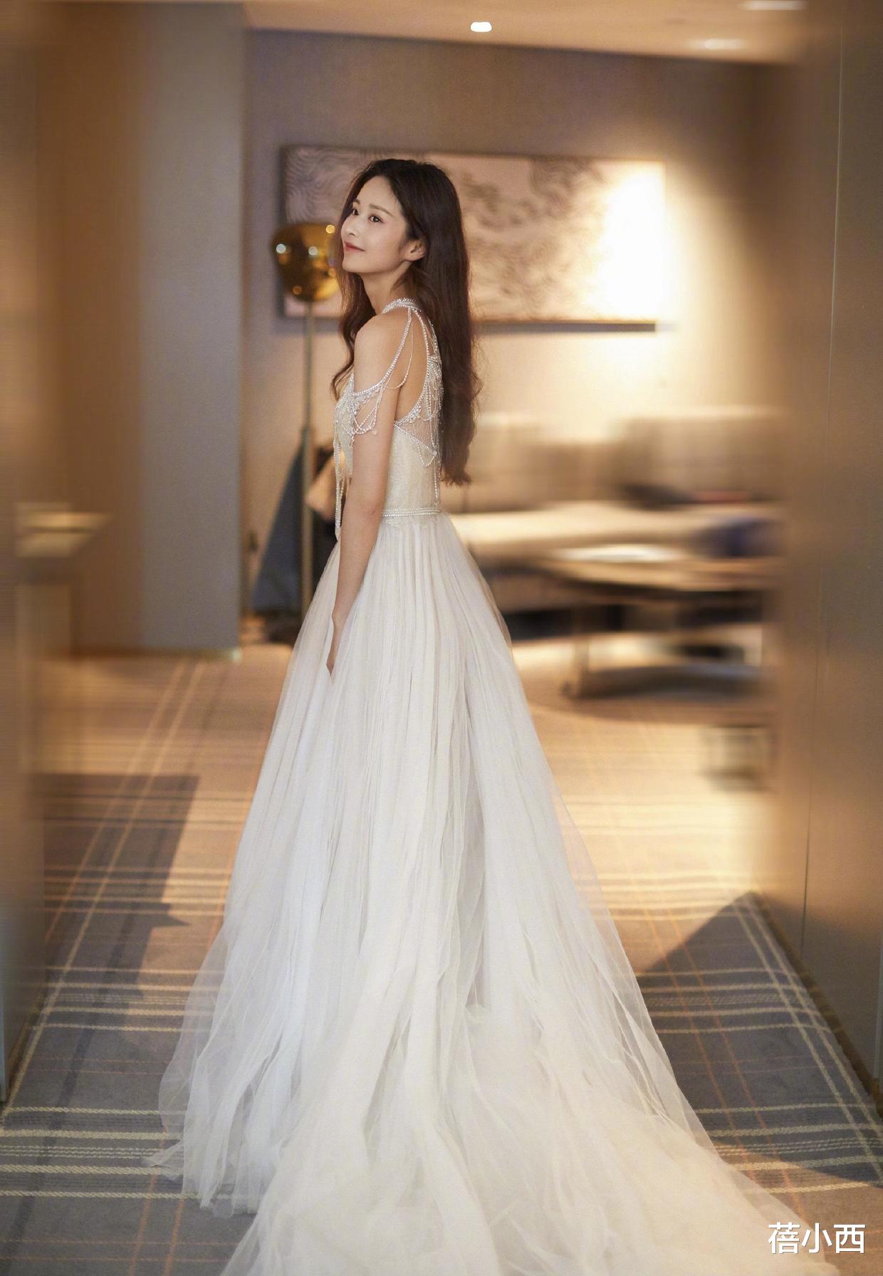 蓓小西|169的颖儿又美出圈了，穿白色吊带裙真漂亮，90斤身材真让人嫉妒