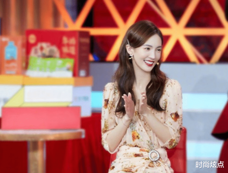 发型|金晨造型好贵气，身穿碎花长裙配栗色卷发，又一次美出新高度！