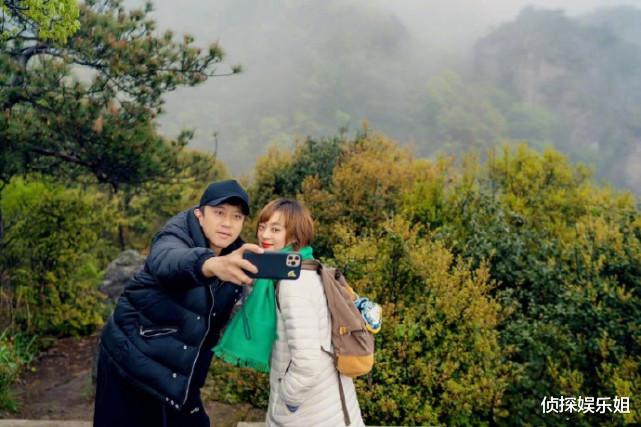 邓超|又暖又搞笑！网友环球影城偶遇邓超，因崴脚坐轮椅获超哥主动合影