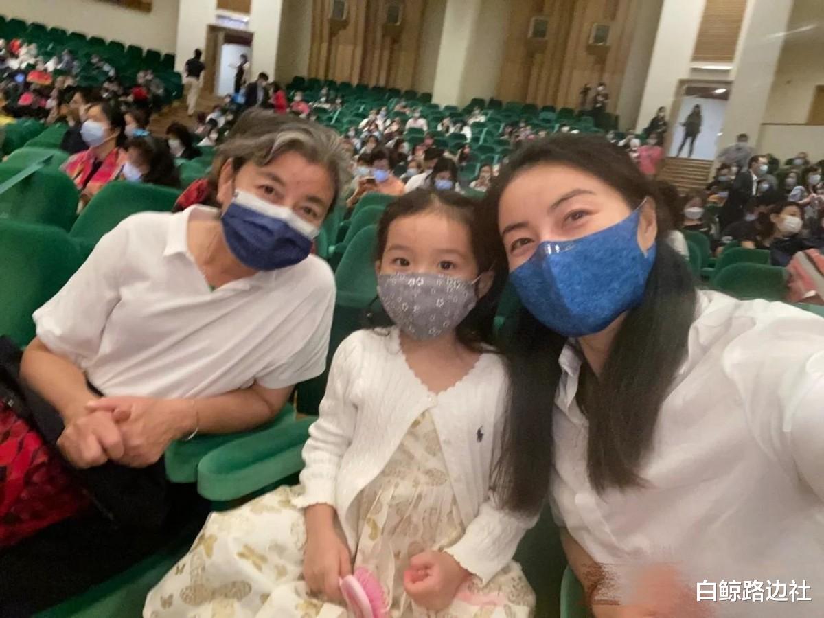 郭晶晶|郭晶晶带女儿看跳水比赛！4岁霍中妍长发披肩，眉眼弯弯酷似母亲