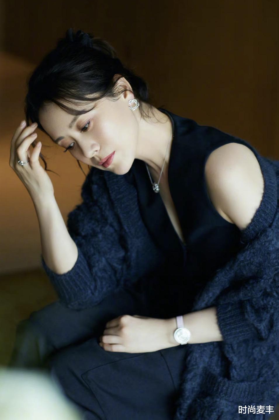 海清|扎马尾的海清太美了，黑色深v连体裤配开衫，香肩小露女人味十足