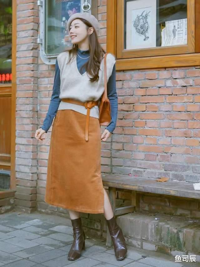 鱼司辰 女生博主秋冬穿搭指南，针织开衫搭配百褶半身裙，高贵优雅又温柔