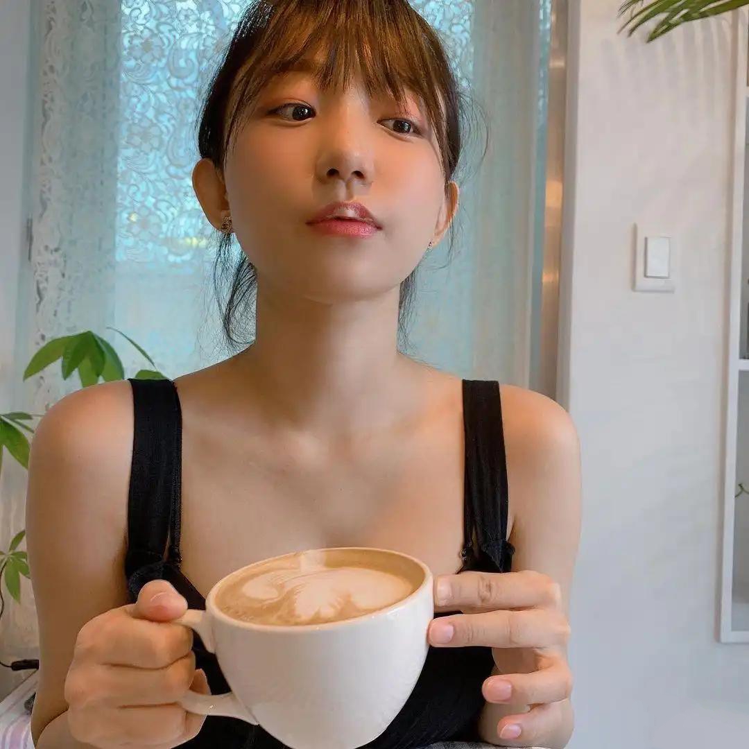田间诗|温馨的小屋，冲一杯咖啡，适合丸子头发型搭配吊带背心的装扮！