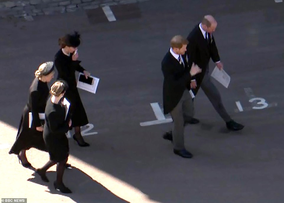 爺爺葬禮之後威廉和哈裡走在一起，哈裡王子的微動作暴露他的緊張-圖8